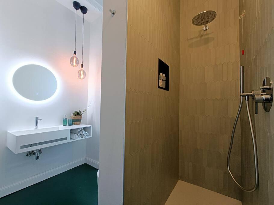 Stylish Flat Near Station And City Center Комо Экстерьер фото